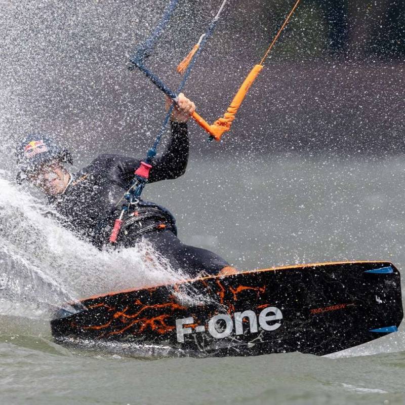 Rider réalisant un carve en kitesurf avec la F-ONE Trax HRD Carbon 2024