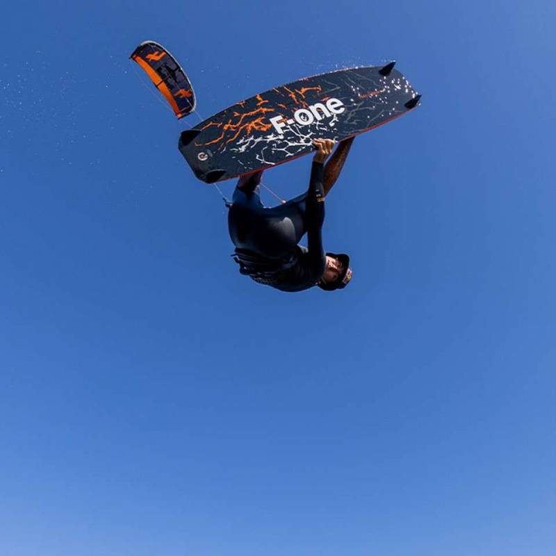 Figure aérienne en big air avec la planche F-ONE Trax HRD Carbon 2024