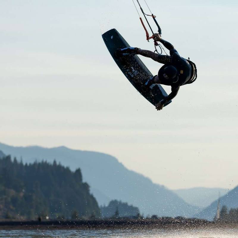 Saut spectaculaire en kitesurf freestyle avec la F-ONE WTF?! 2024. Cette planche de compétition est reconnue pour sa stabilité en l'air et ses réceptions douces, offrant une précision inégalée pour les manœuvres aériennes et les big airs.