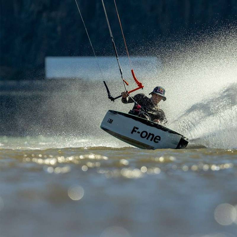 Kitesurfeur en pleine action avec la planche F-ONE WTF?! 2024. Idéale pour le freestyle et le wakestyle, cette planche de kitesurf twin-tip offre un pop explosif et un contrôle précis pour les tricks déhookés.