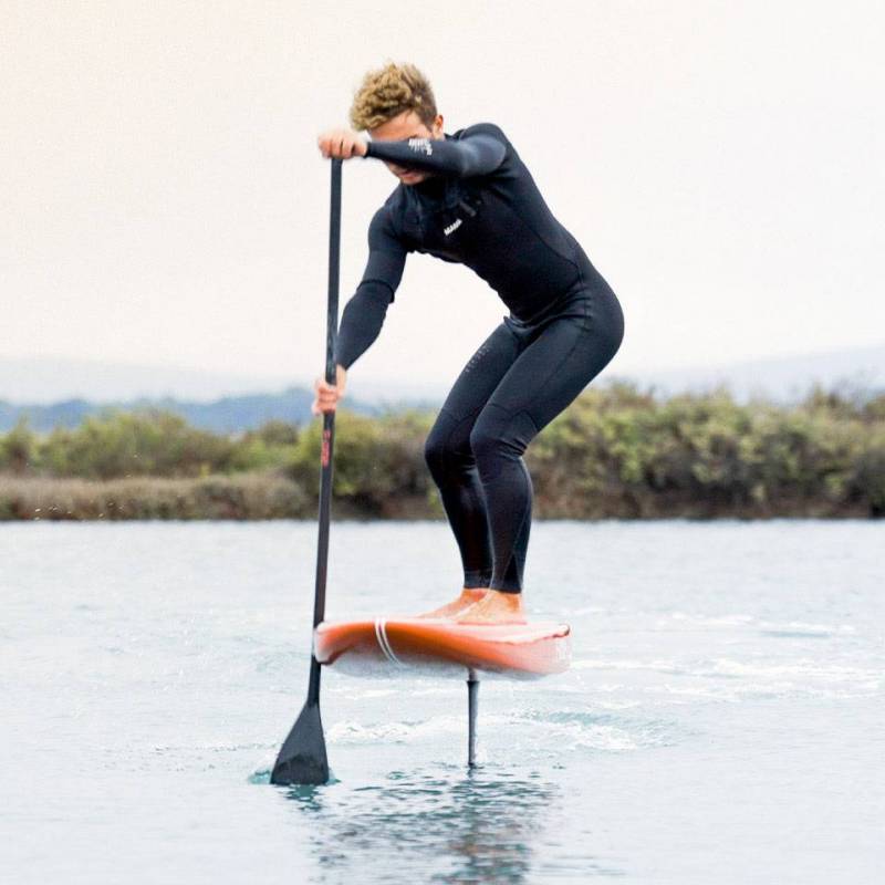 Rider entrain de faire du SUP-Foil avec la F-ONE JAM