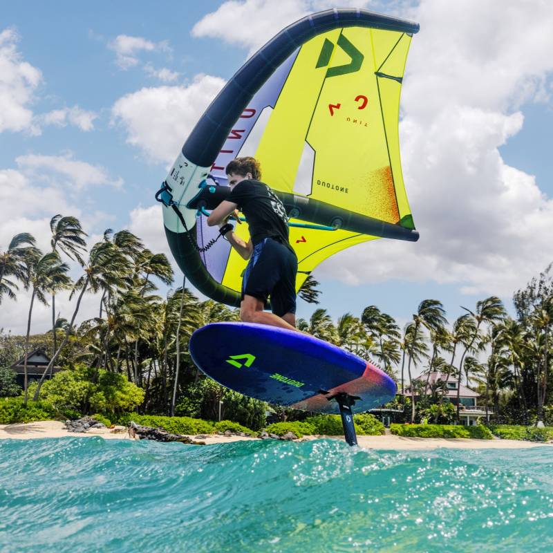 Rider utilisant l'aile Duotone Glide 2.0 SLS 2025 en action sur foil au-dessus de l’eau.