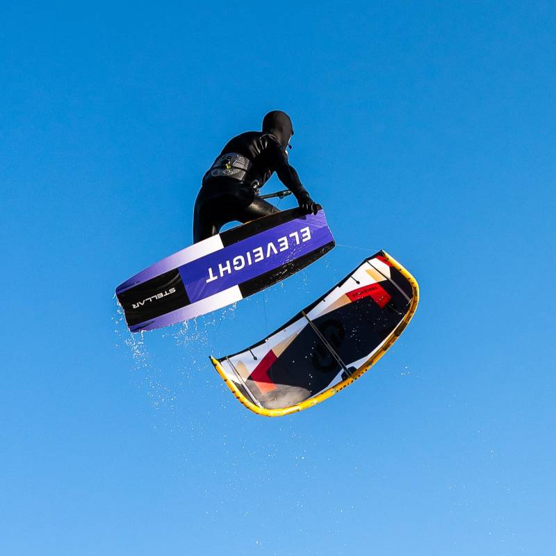 Twintip Eleveight Stellar V2 2025 en action – saut kitesurf