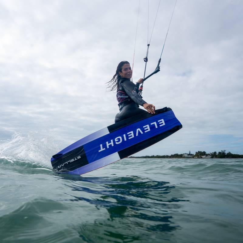 Planche de kitesurf Eleveight Stellar V2 2025 en vol sur l’eau