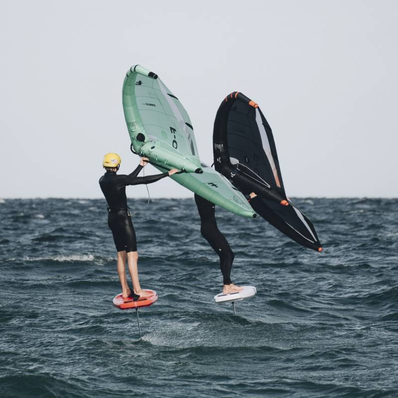 Aile de wingfoil Strike V5 en action sur l’eau.
