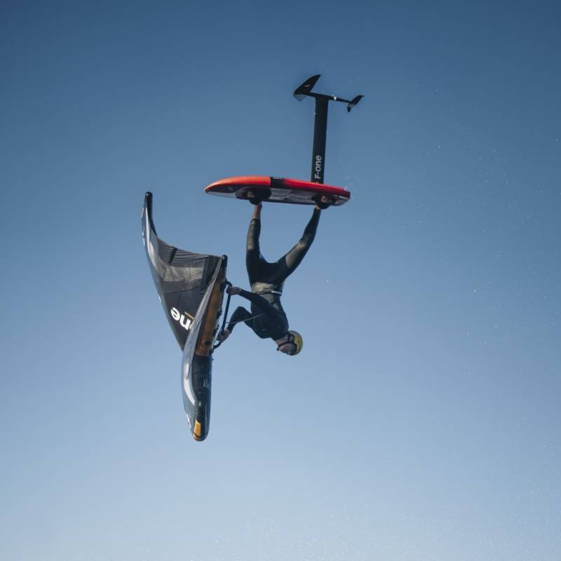 Rider avec la wing Strike V5 en plein saut