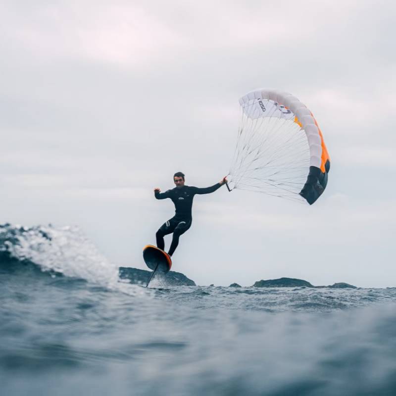 Rider en foil avec l’Ozone Pocket Rocket 2025