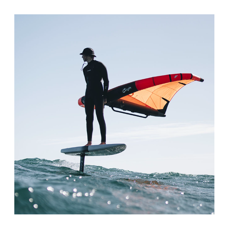 Rider en action sur la F-ONE ROCKET WING CROSSOVER en wingfoil