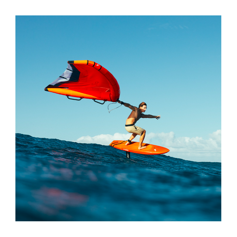 rider utilisant la F-ONE ROCKET MID LENGTH V2 pour surfer une vague
