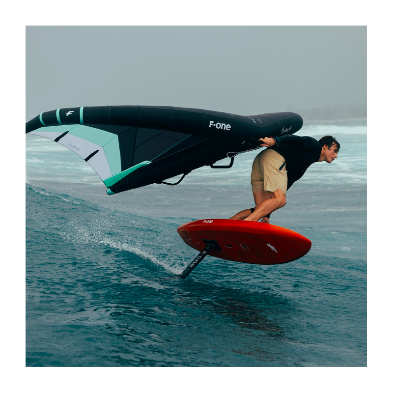 Rider naviguant sur la F-ONE ROCKET MID LENGTH V2