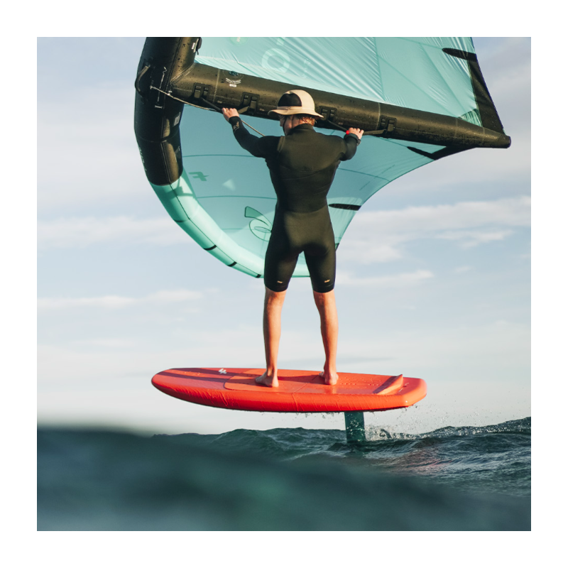 Rider naviguant en wingfoil sur la F-ONE ROCKET WING ASC 2025