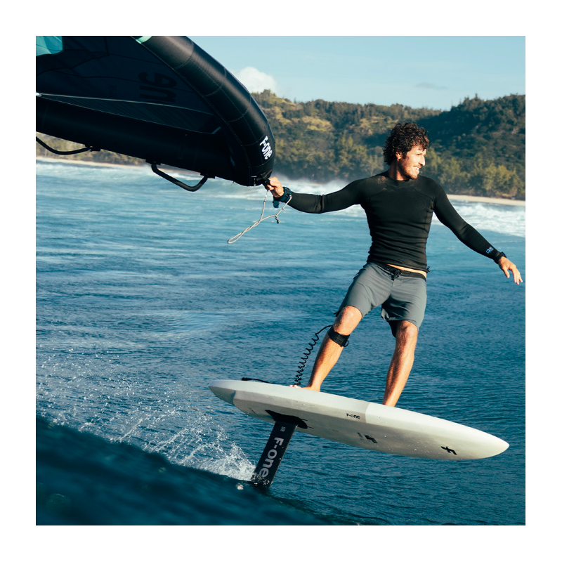 Surfeur profitant d'une session de foil avec la F-ONE ROCKET SURF PRONE