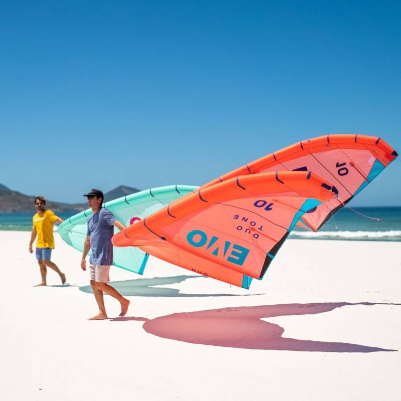 L'aile de kitesurf Duotone EVO 2025 en main