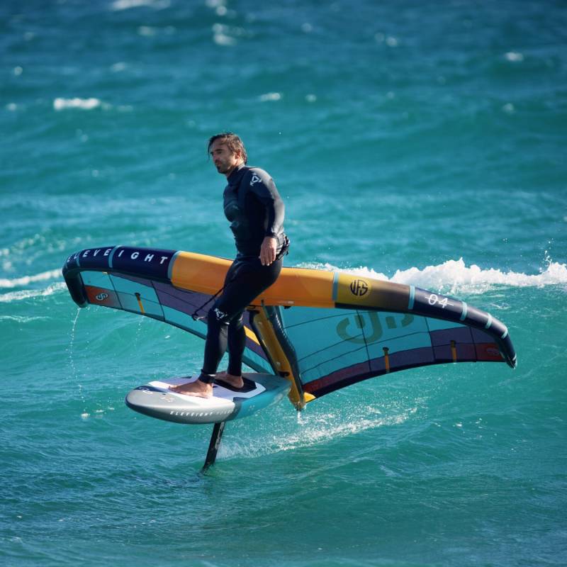 Rider en action avec la planche Eleveight Evolve DW 2025