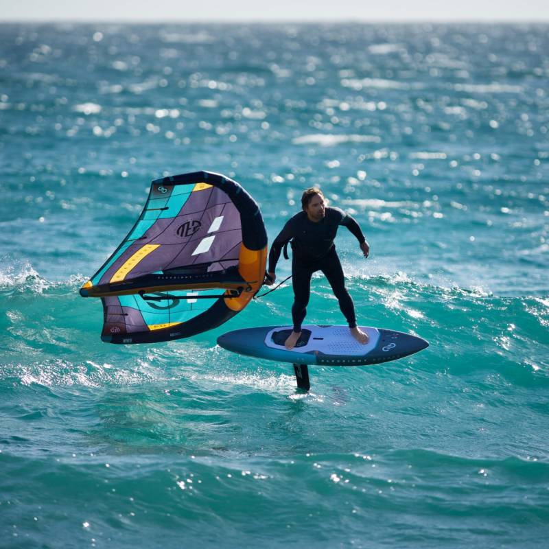 Planche Eleveight Evolve DW 2025 sur l’eau en downwind
