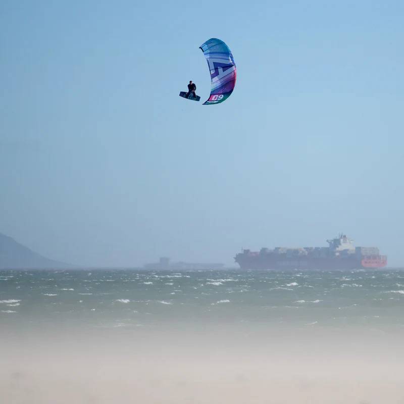 Rider en big air avec le kite Harlem Peak 2025