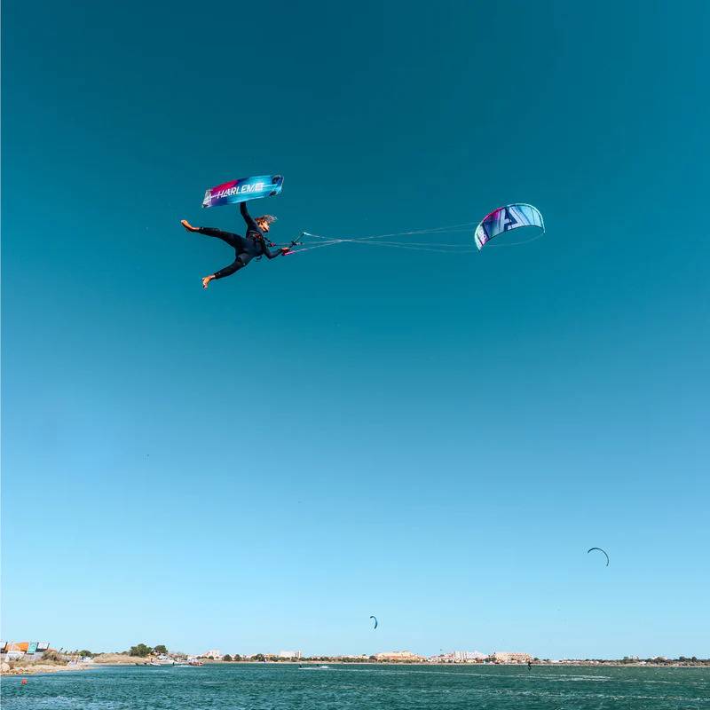 Rider en kiteloop avec l'aile de kitesurf Harlem Peak 2025