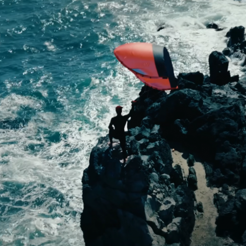 Rider utilisant l’aile de K-Wing F-ONE Plume 2025 en downwind