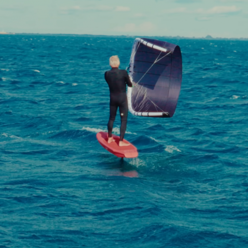 Aile de K-Wing F-ONE Plume 2025 en action sur l’eau