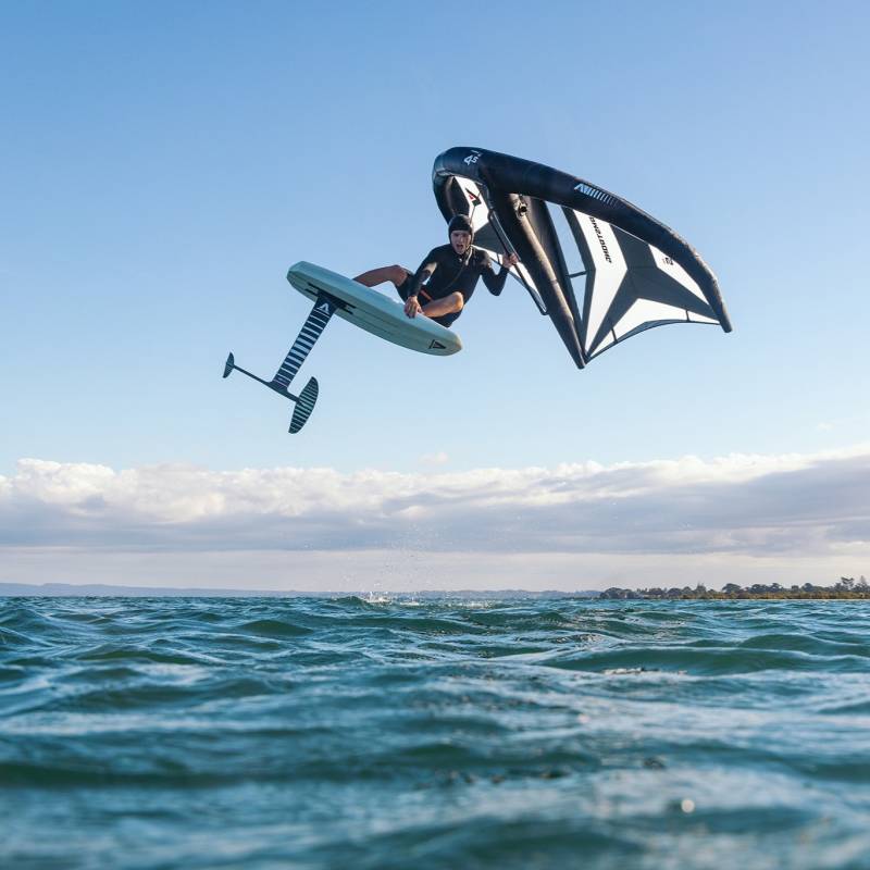 Rider en l'air en wing Armstrong XPS Mak 2 avec son boom carbon