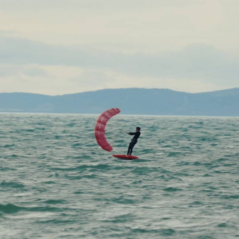 Rider utilisant la F-ONE FRIGATE 2025 en downwind