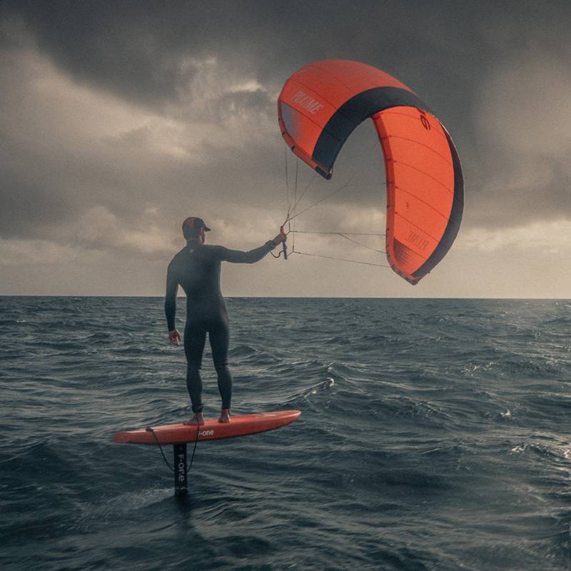 Aile de K-Wing F-ONE Plume 2025 en action sur l’eau