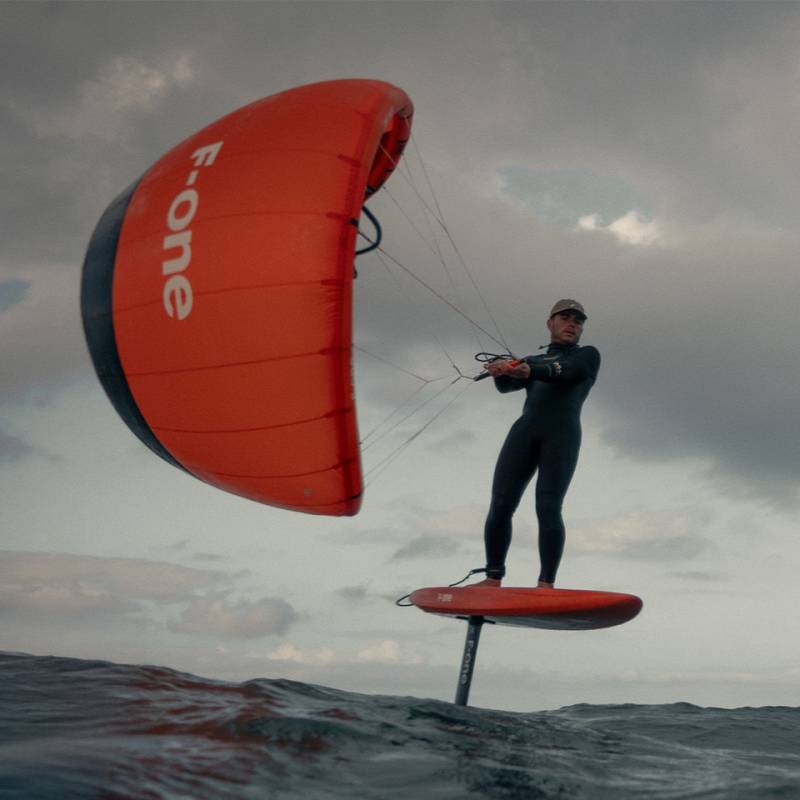 Rider utilisant l’aile de K-Wing F-ONE Plume 2025 en downwind