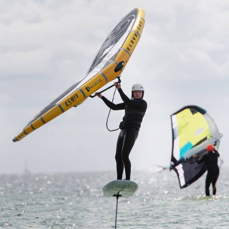 Aile de wing Eleveight WFS Pro V2 2025 en vol sur eau calme