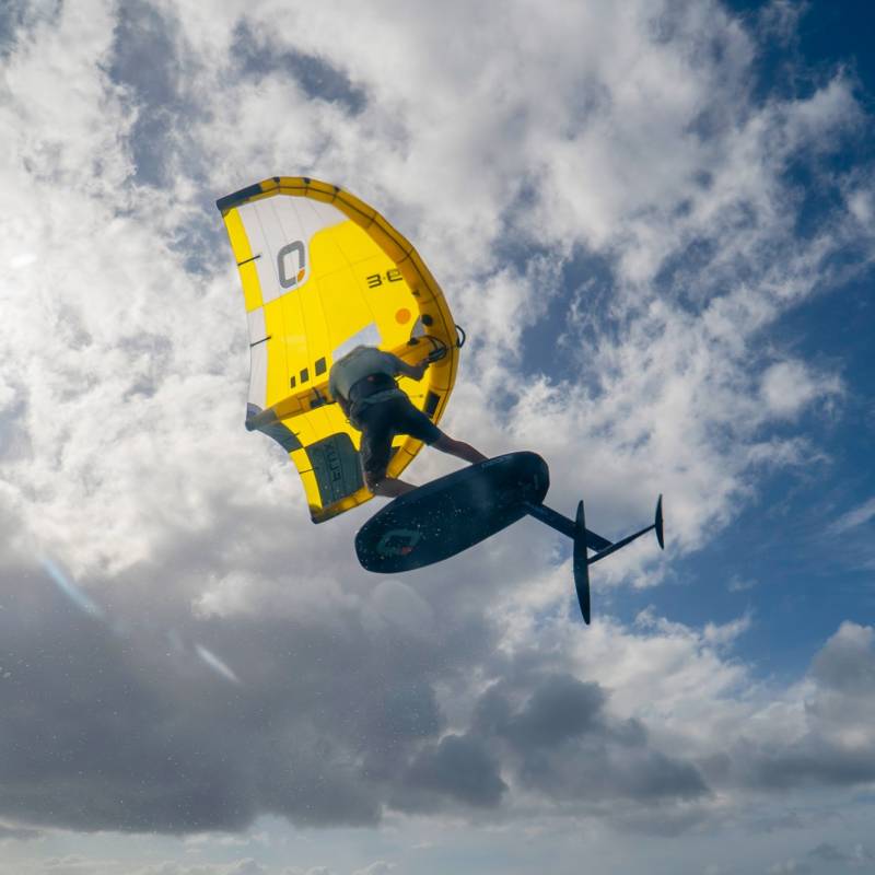Rider utilisant l’aile Ozone Flux V2 Ultra-X en freeride