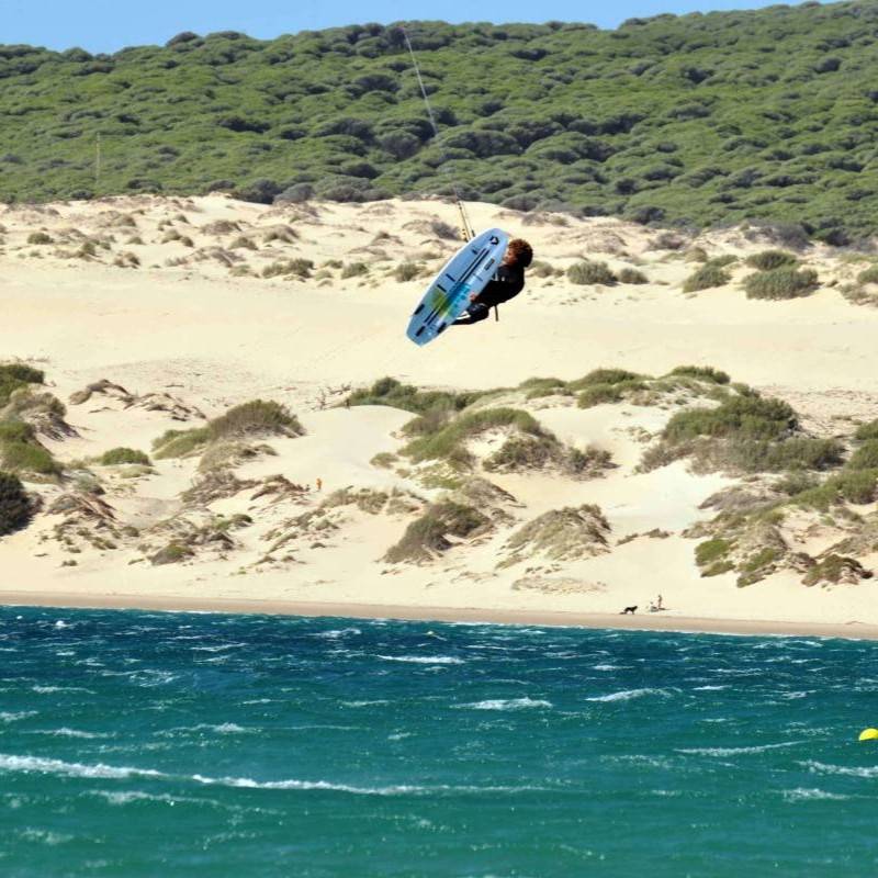 Rider en freestyle strapless avec la Duotone Whip D/LAB 2024