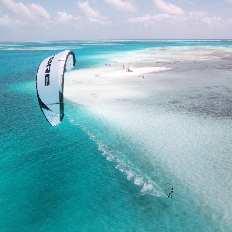 Aile de kitesurf CORE Air en vol sur plan d’eau