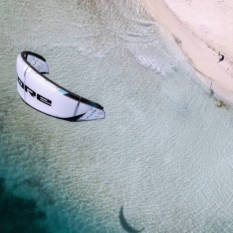 Rider avec l’aile de kitesurf CORE Air