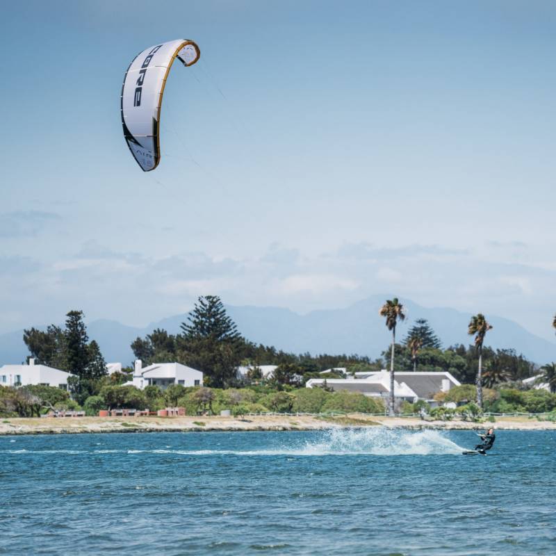 Aile de kitesurf CORE AIR PRO en vol dans le vent léger