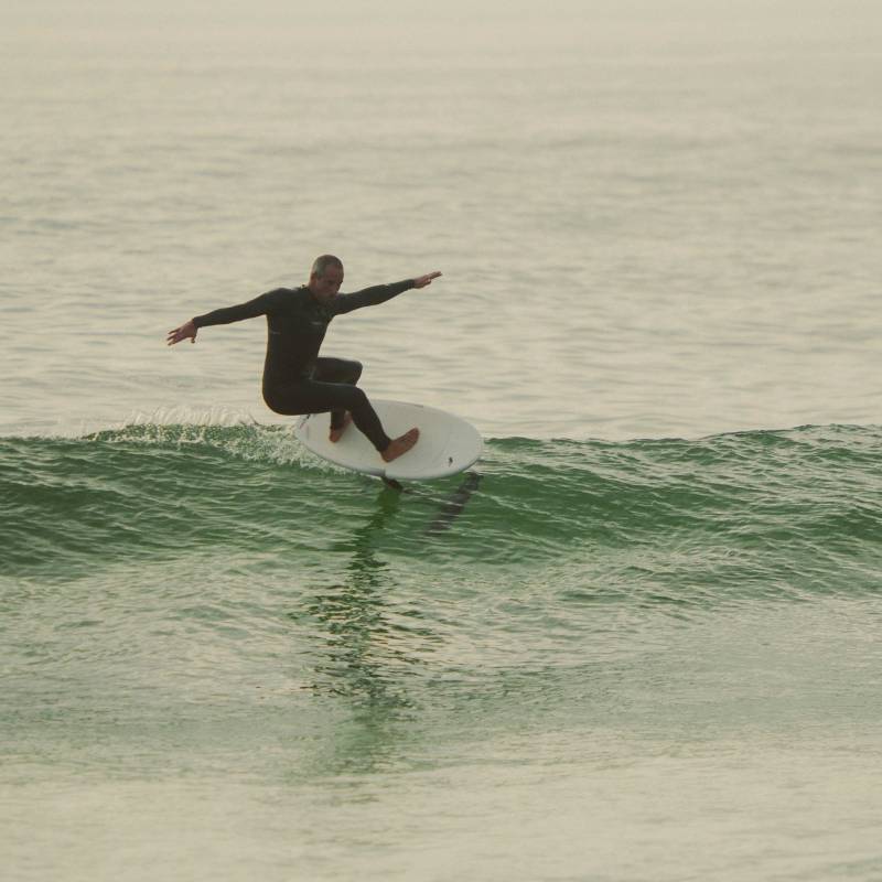 Manœuvre de carving en foil avec la F-ONE Rocket Surf
