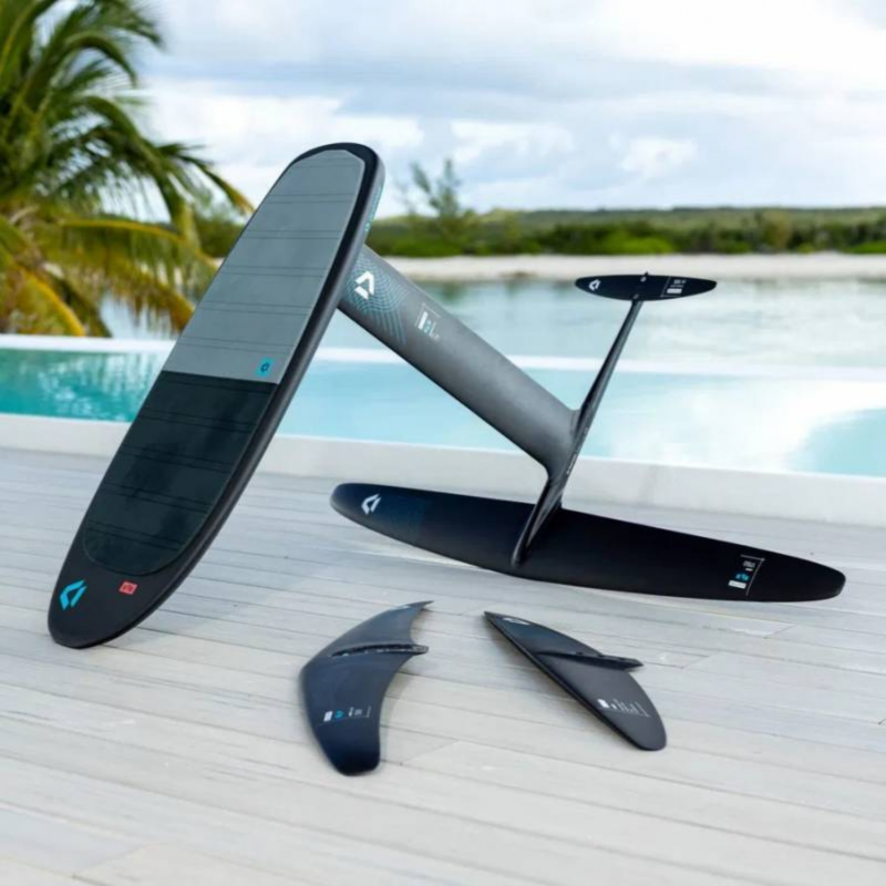 Stabilizer H 2025 Duotone posé sur table avec piscine en fond – ambiance ride et performance wing foil
