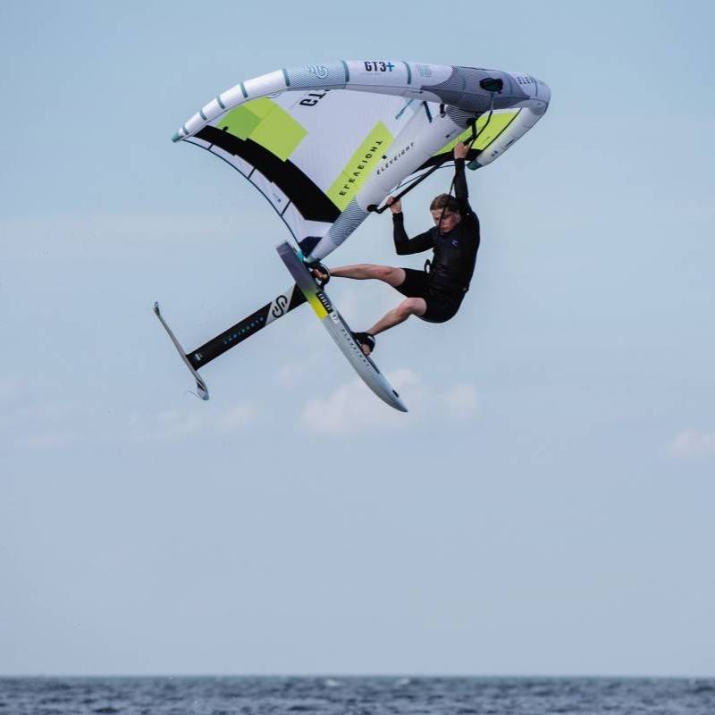 Rider en plein saut avec l'aile de wing Eleveight GT3+ 2025