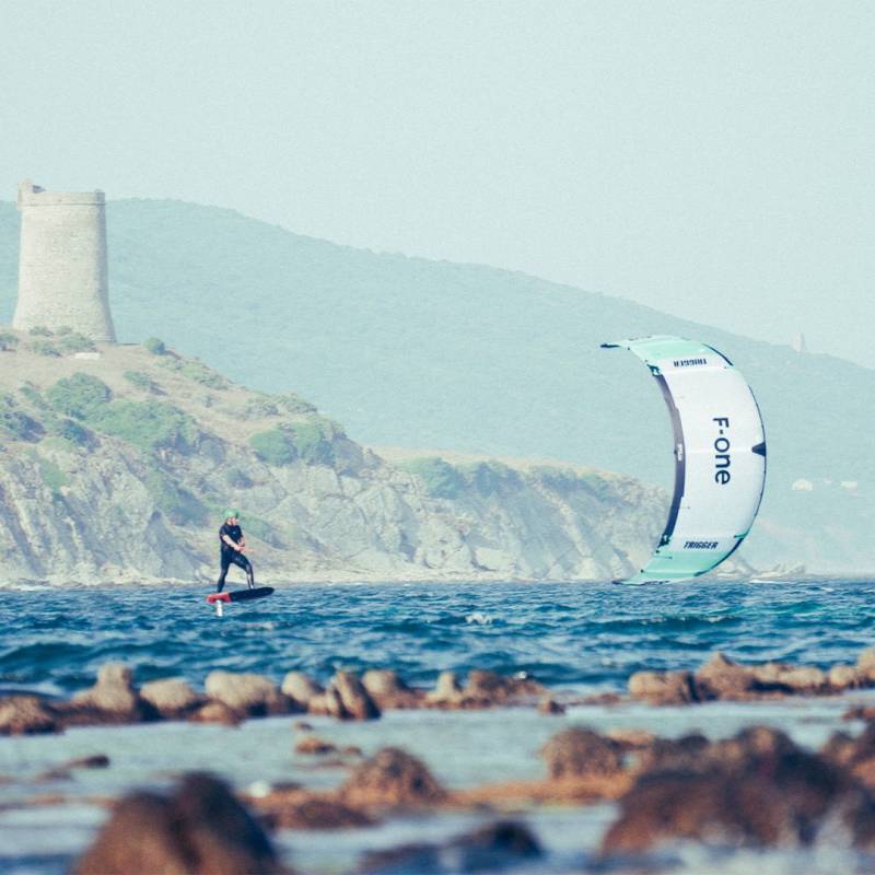 Rider en kitefoil avec l'aile F-ONE TRIGGER V2 TEC