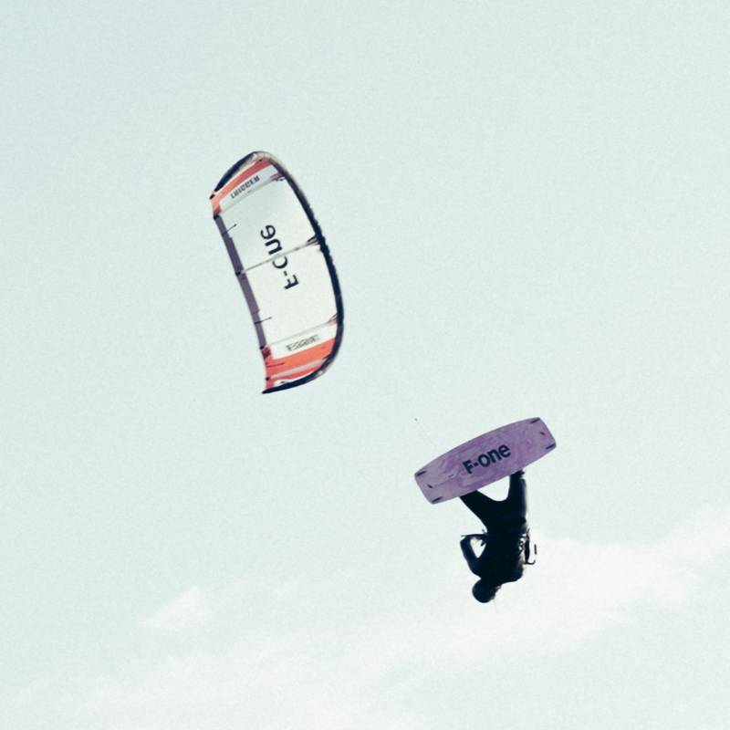 Aile de kitesurf F-ONE TRIGGER TEC 2026 en action dans les airs