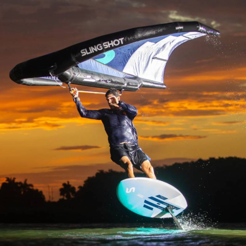 Aile de wingfoil Slingshot SlingWing V6 2026 couleur bleue sur plan d’eau