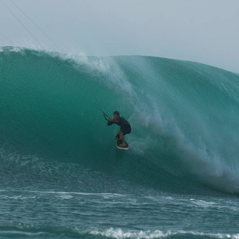Planche de kitesurf et surf F-ONE Keahi Pro 2026 vue dans les vagues 