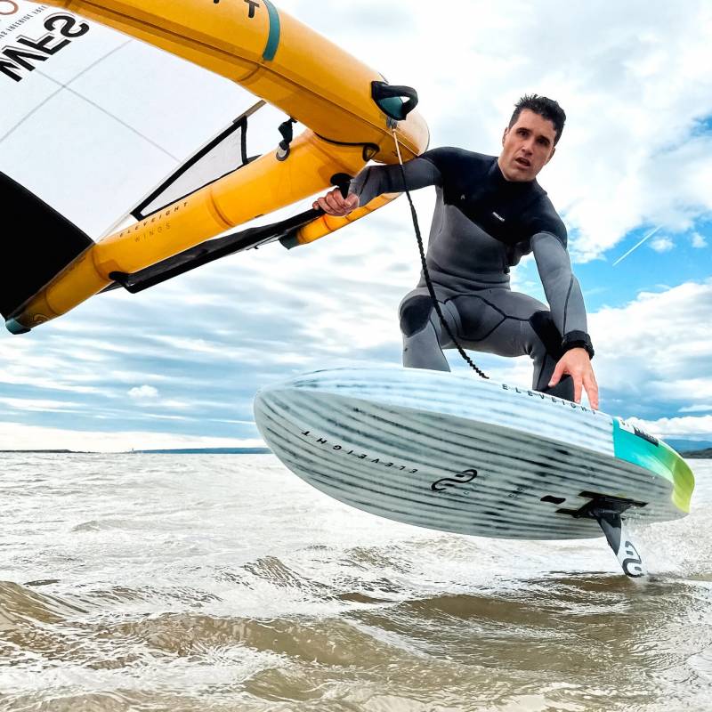 Planche de wingfoil Eleveight Chaser V1 2026 sur l'eau en action