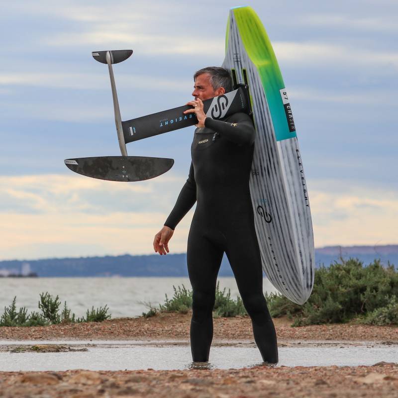 Planche de wingfoil Eleveight Chaser V1 2026 en transport