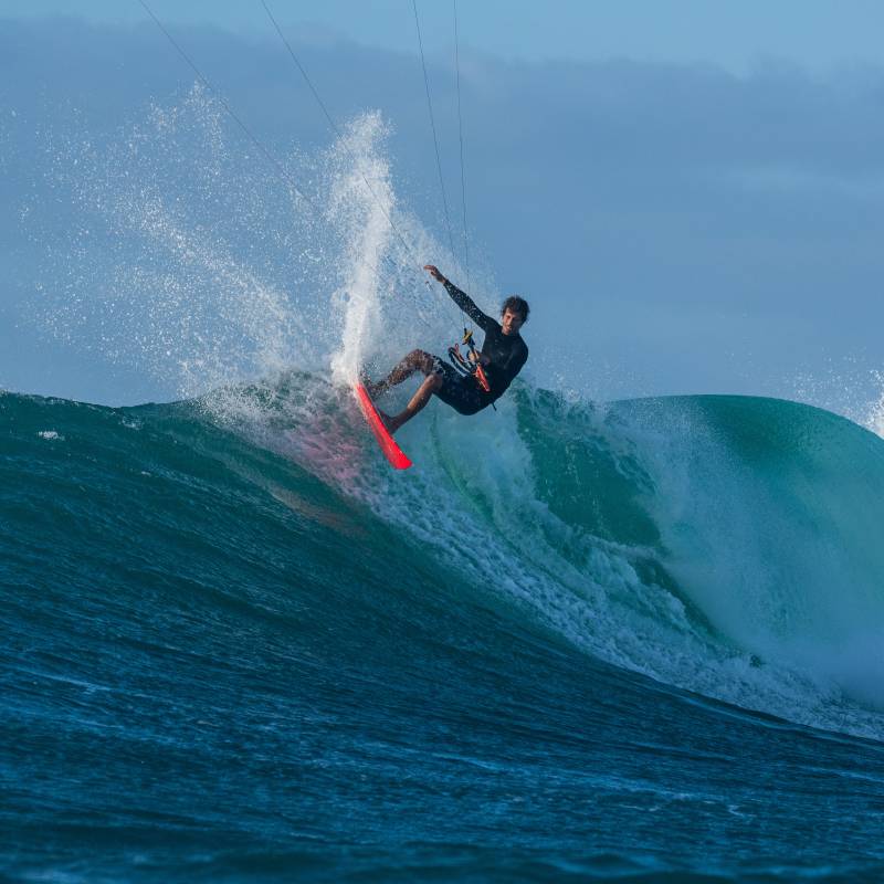 Planche de kite F-ONE Keahi Pro Surf 2026 en action dans les vagues
