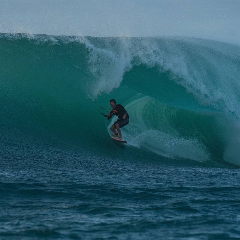 Planche de kite F-ONE Keahi Pro Surf 2026 en action dans les vagues
