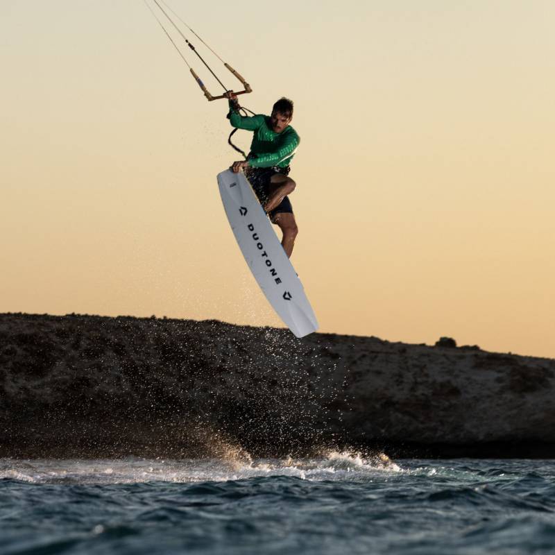 Saut en kitesurf avec Duotone Click Bar Quad Control 2026 au coucher de soleil
