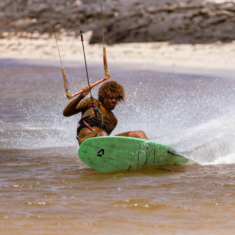 kitsurfer utilisant la DUOTONE WHIP SLS 2026 en pleine action 
