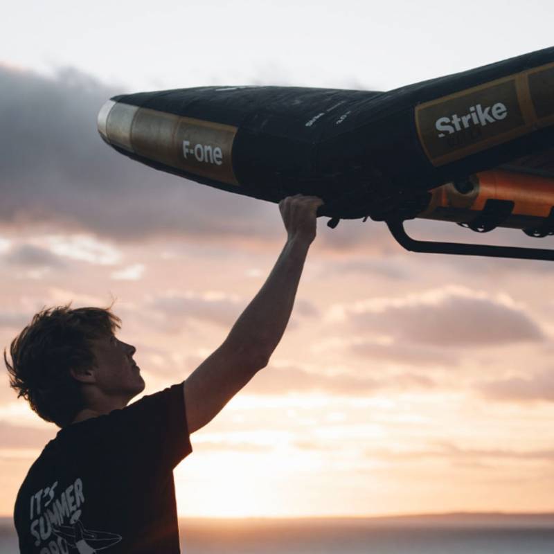 Aile de wingfoil F-ONE Strike V5 Aluula 2025 vue complète