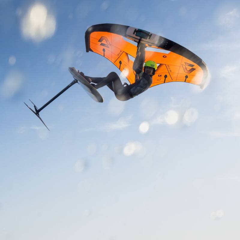 Rider en plein saut avec l'Aile de wingfoil Duotone Unit 2026