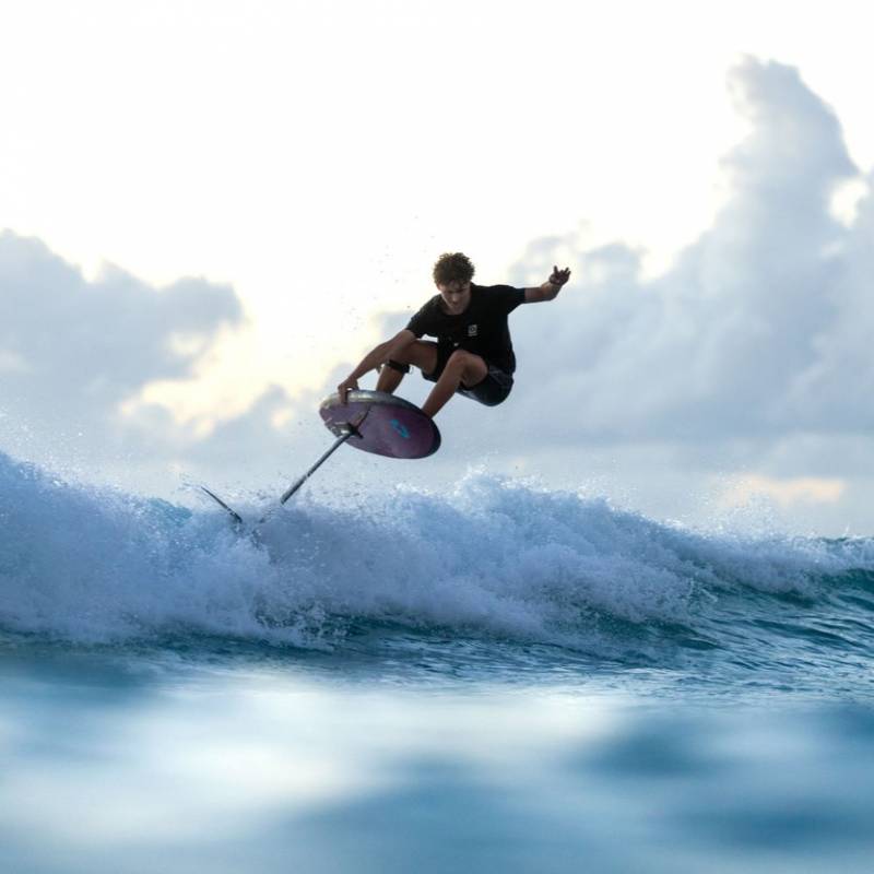Rider Duotone sur une vague avec la planche Duotone Crush SLS 2026