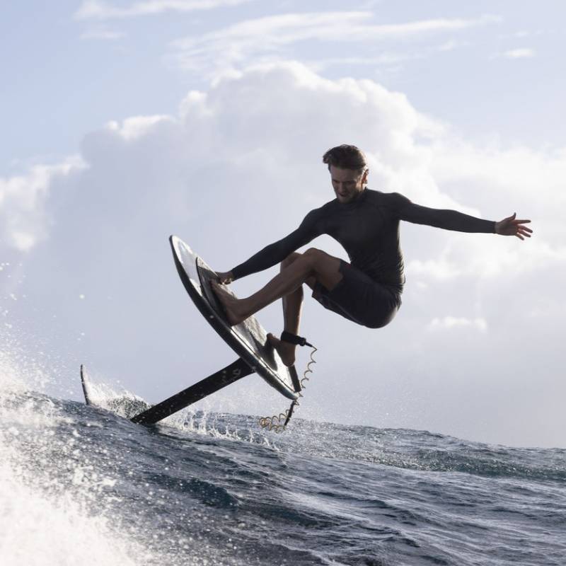 Rider faisant un turn engagé en surfoil avec la Duotone Crush SLS